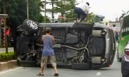 Ảnh TNGT: Đâm vào dải phân cách, Ford Explorer lật ngang giữa đường