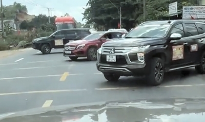 Clip: Đoàn xe cá nhân ngang ngược chặn phương tiện khác bắt nhường đường tại Lâm Đồng