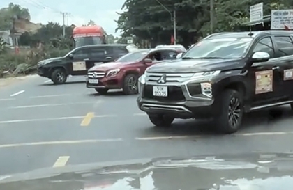 Clip: Đoàn xe cá nhân ngang ngược chặn phương tiện khác bắt nhường đường tại Lâm Đồng