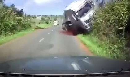 Clip TNGT: Tai nạn kinh hoàng khi đầu kéo công-ten-nơ mất phanh đổ đèo