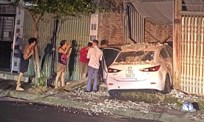 Ảnh TNGT: Lào Cai - Mazda3 mất lái, cắm đầu thẳng nhà dân