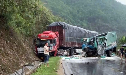 Clip TNGT: Đường trơn trượt và tốc độ cao khiến xe tải đấu đầu với đầu kéo