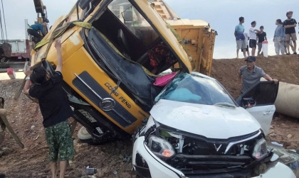 Ảnh TNGT: VinFast VF 5 bị xe tải đè lên sau va chạm trên đường nối cao tốc Bắc - Nam 