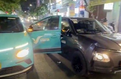 Clip TNGT: Gà nhà đá nhau - Xanh e34 mở cửa bất cẩn khiến Xanh VF 5 lĩnh đủ