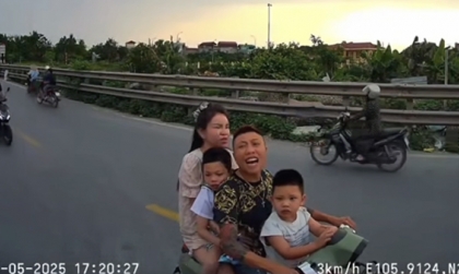 Clip: Các bác đọc được khẩu hình, xem giúp tài xế xem anh đi xe máy này nhắn nhủ gì với