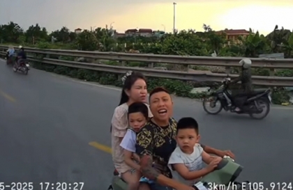 Clip: Các bác đọc được khẩu hình, xem giúp tài xế xem anh đi xe máy này nhắn nhủ gì với