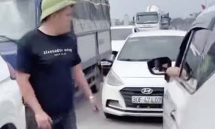 Clip: Bị bêu mặt vì thiếu ý thức, tài xế Hyundai Grand i10 vẫn thản nhiên đòi tiền vì bị quay clip
