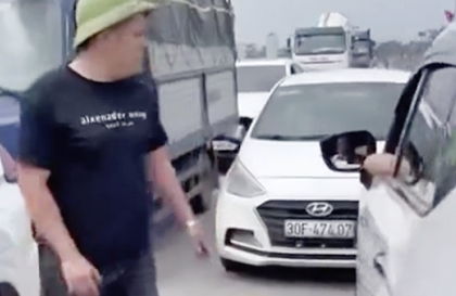 Clip: Bị bêu mặt vì thiếu ý thức, tài xế Hyundai Grand i10 vẫn thản nhiên đòi tiền vì bị quay clip