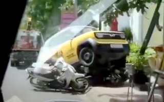 Clip TNGT: Xe VinFast VF 3 lái thử tại đại lý lao vỉa hè đâm hàng loạt xe máy