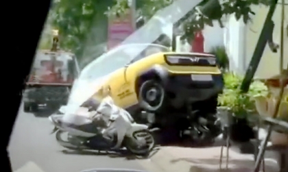 Clip TNGT: Xe VinFast VF 3 lái thử tại đại lý lao vỉa hè đâm hàng loạt xe máy