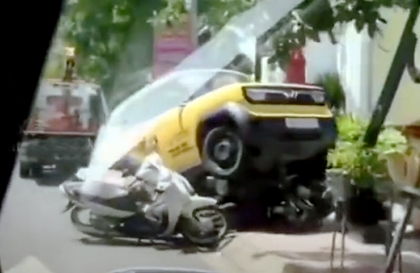 Clip TNGT: Xe VinFast VF 3 lái thử tại đại lý lao vỉa hè đâm hàng loạt xe máy
