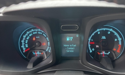 Chevrolet Colorado báo lỗi dính nước trên màn hình thì phải xử lý thế nào?