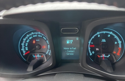 Chevrolet Colorado báo lỗi dính nước trên màn hình thì phải xử lý thế nào?