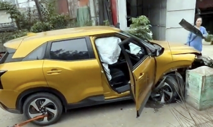 Clip TNGT: Mitsubishi Xforce gãy càng trước, bung túi khí vì tài xế đâm vào cục bê tông 