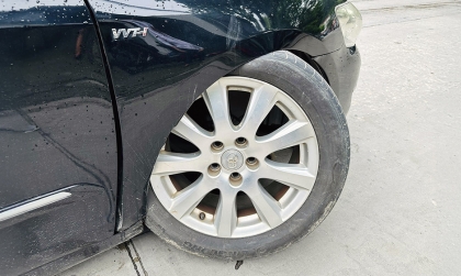 Clip TNGT: Toyota Camry đang đi gãy gục bánh trước, nguyên nhân rất trớ trêu