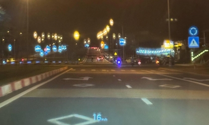 Kính lái xe Mazda6 bị mờ thế này thì phải xử lý sao?