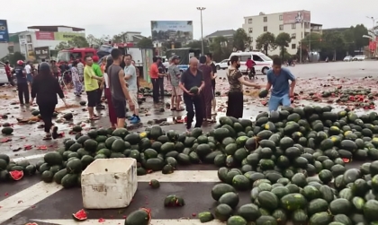 Clip: Người dân Vinh lập dây chuyền, đưa hàng tấn dưa hấu từ xe tai nạn vào vệ đường