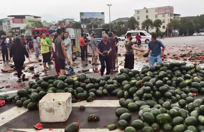 Clip: Người dân Vinh lập dây chuyền, đưa hàng tấn dưa hấu từ xe tai nạn vào vệ đường