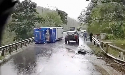 Clip TNGT: Trời mưa đường trơn trượt, tài xế xe khách trả giá vì phóng nhanh trên đường đèo dốc