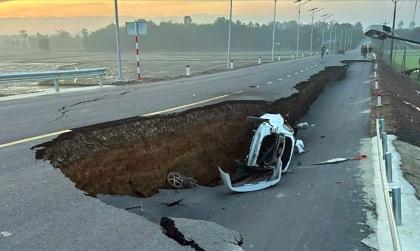 Ảnh TNGT: Toyota Vios lọt hố tử thần trên con đường vừa hoàn thiện 2 tuần