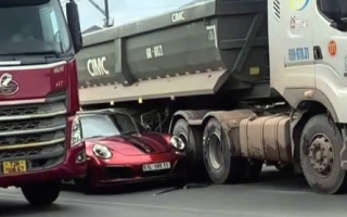 Clip TNGT: Mở cua, xe tải nghiến đúng phải chiếc xe 