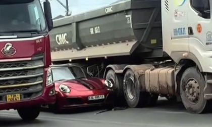 Clip TNGT: Mở cua, xe tải nghiến đúng phải chiếc xe 