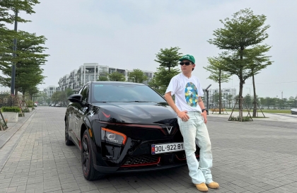 Gen Z ngành thời trang chạy VinFast VF 7: “Động cơ mạnh, tính năng an toàn cao, tiết kiệm 5-6 triệu đồng/tháng so với xe xăng”