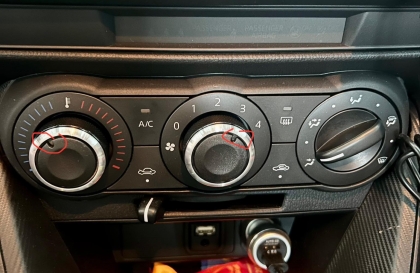Có cách nào đưa các nút này trên Mazda2 về đúng vị trí?