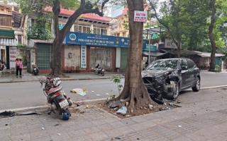 Ảnh TNGT: BMW X3 mất lái đâm thương nặng hai bố con đi xe máy tại Hà Nội