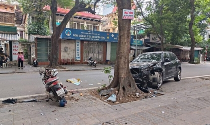 Ảnh TNGT: BMW X3 mất lái đâm thương nặng hai bố con đi xe máy tại Hà Nội