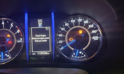 Khắc phục xe Fortuner báo lỗi này trên đồng hồ như thế nào?