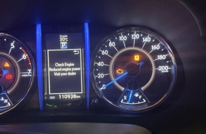 Khắc phục xe Fortuner báo lỗi này trên đồng hồ như thế nào?