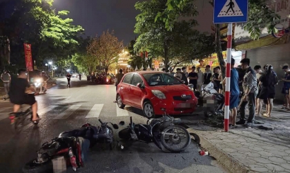 Clip TNGT: Toyota Yaris lao sang làn đường ngược chiều đâm 6 xe máy tại Hà Nội nghi tài xế say rượu