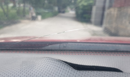 Kính lái xe Kia Cerato bị nứt thế này có sửa được không?