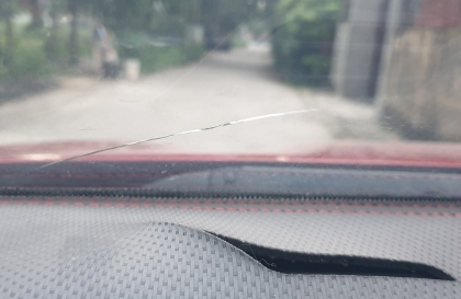 Kính lái xe Kia Cerato bị nứt thế này có sửa được không?