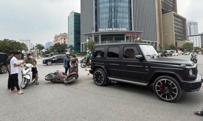 Ảnh TNGT: Người phụ nữ đi xe máy đâm vào hông Mercedes-AMG G63, húc vỡ kính chắn gió