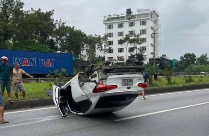 Ảnh TNGT: KIA Cerato lật ngửa trên cao tốc Hà Nội _ Thái Nguyên sau đọ sức cùng Howo?