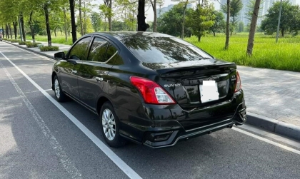 Sao Nissan Sunny đi lại lên vòng tua cao thế?