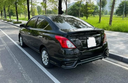 Sao Nissan Sunny đi lại lên vòng tua cao thế?