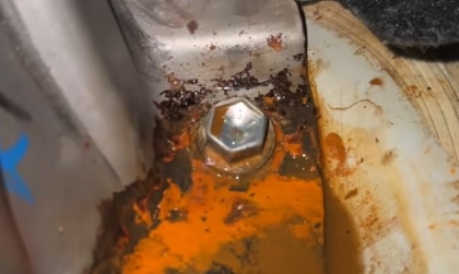 Sao xe Suzuki XL7 có nước chỗ vít bắt ghế?