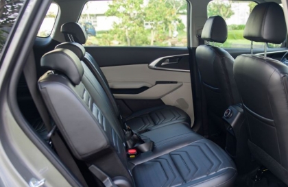 Khắc phục vấn đề đóng cửa xe kia carens thế nào?