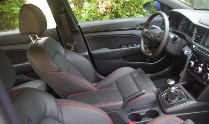 Hyundai Elantra bị kêu cửa khi qua ổ gà là sao nhỉ?