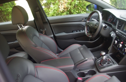 Hyundai Elantra bị kêu cửa khi qua ổ gà là sao nhỉ?