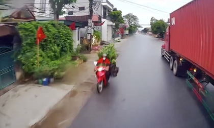 Clip TNGT: Tai nạn kinh hoàng khi tài xế vượt ẩu với công-ten-nơ, đâm vào xe máy đi ngược chiều