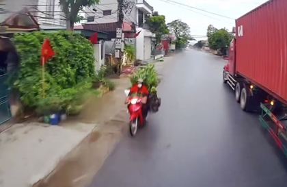 Clip TNGT: Tai nạn kinh hoàng khi tài xế vượt ẩu với công-ten-nơ, đâm vào xe máy đi ngược chiều