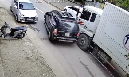 Clip TNGT: Tưởng mình là tổ lái, tài xế Ford Escape lĩnh đủ