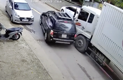 Clip TNGT: Tưởng mình là tổ lái, tài xế Ford Escape lĩnh đủ