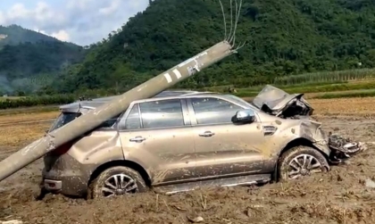 Clip TNGT: Tài xế Ford Everest phóng tốc độ cao, đâm gãy gục cột điện rồi lao xuống ruộng