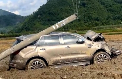 Clip TNGT: Tài xế Ford Everest phóng tốc độ cao, đâm gãy gục cột điện rồi lao xuống ruộng