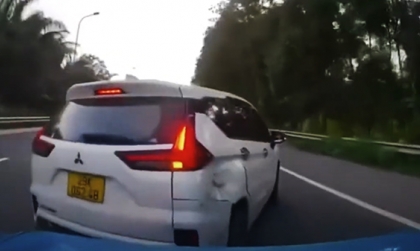 Clip TNGT: Mitsubishi Xpander chuyển làn ẩu bị VinFast VF 3 đâm bẹp đuôi